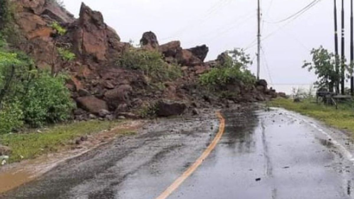 跨苏拉威西岛公路被马耶内山体滑坡覆盖
