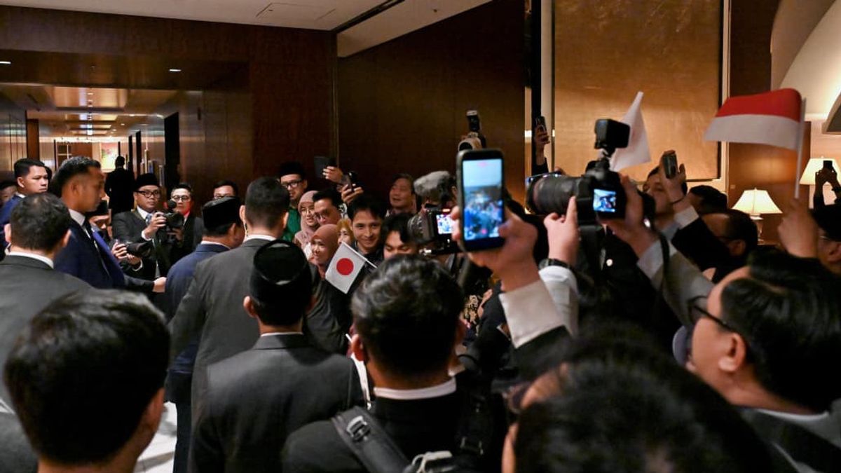 Dozens of Indonesian Residents Living in Japan Welcome President Prabowo's Arrival