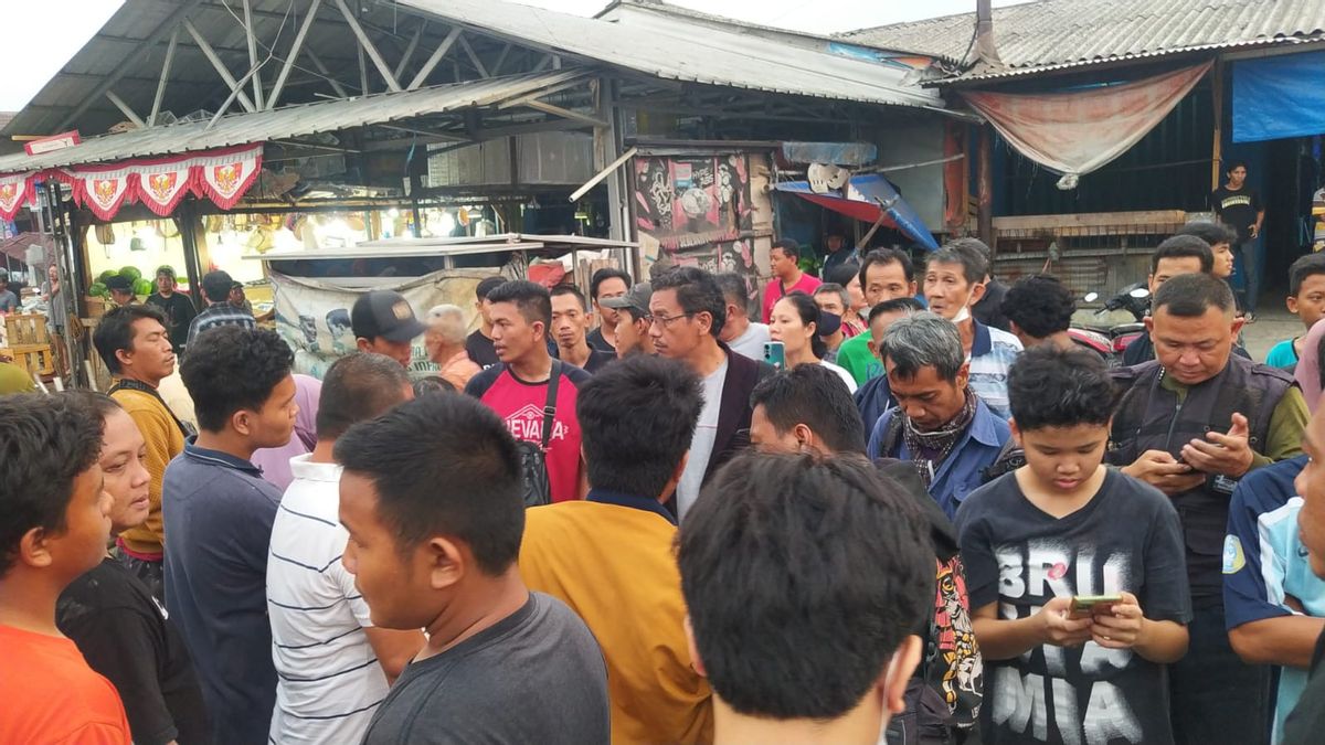 暴徒在坦格朗库塔布米市场对商人摊位造成伤害、打击和损害,涉嫌与强制搬迁企图有关