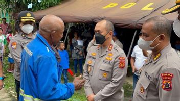 Flying From Jambi, Regional Police Chief Rachmad Immediately Condolences To Denis Yonas's Family From Biak, Papua