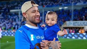 Gendong Putrinya, Neymar Turun ke Lapangan Ikut Perayaan Hilal Juara Liga Arab