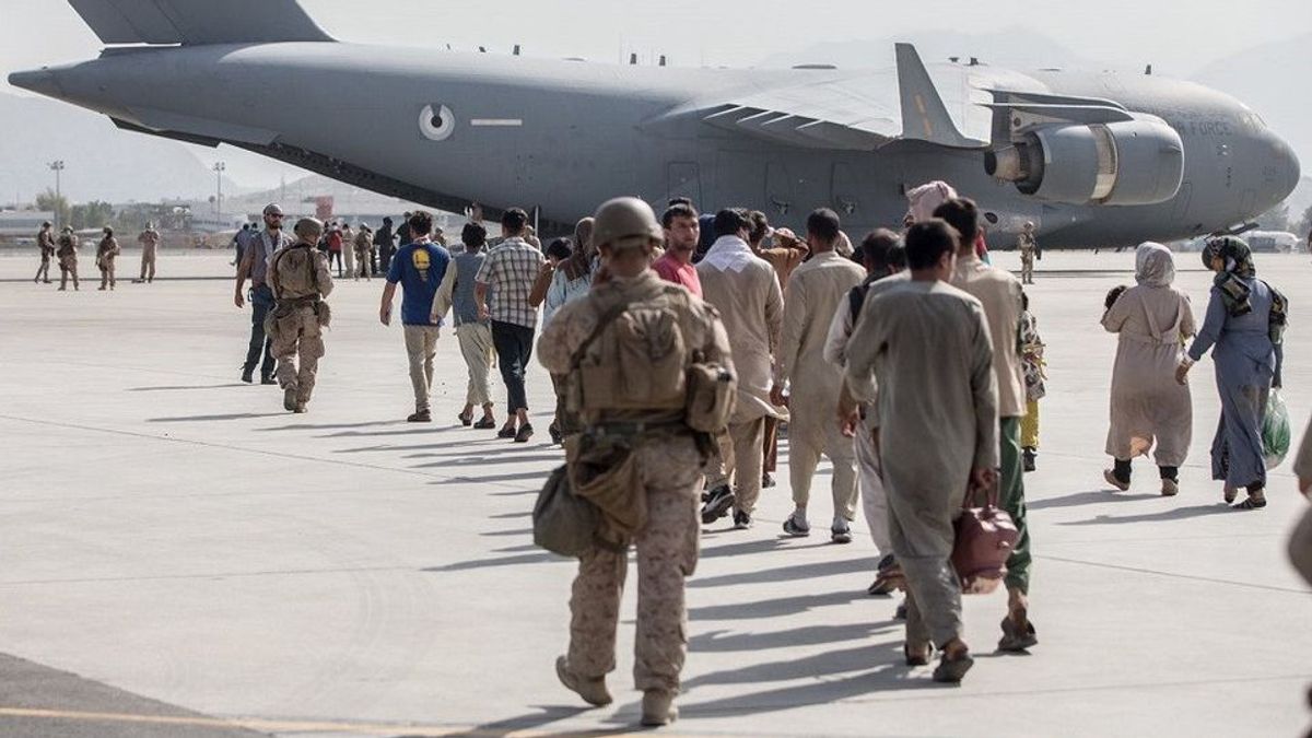 الانفجار الثاني بالقرب من مطار كابول ، وهذه المرة الجانب الأمريكي أيضا جثث الضحايا