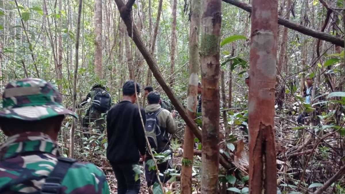 西カリマンタンの住民が失踪してから1週間後、TNI-POLRIはインドネシアとマレーシアの国境の森にテントを張る 