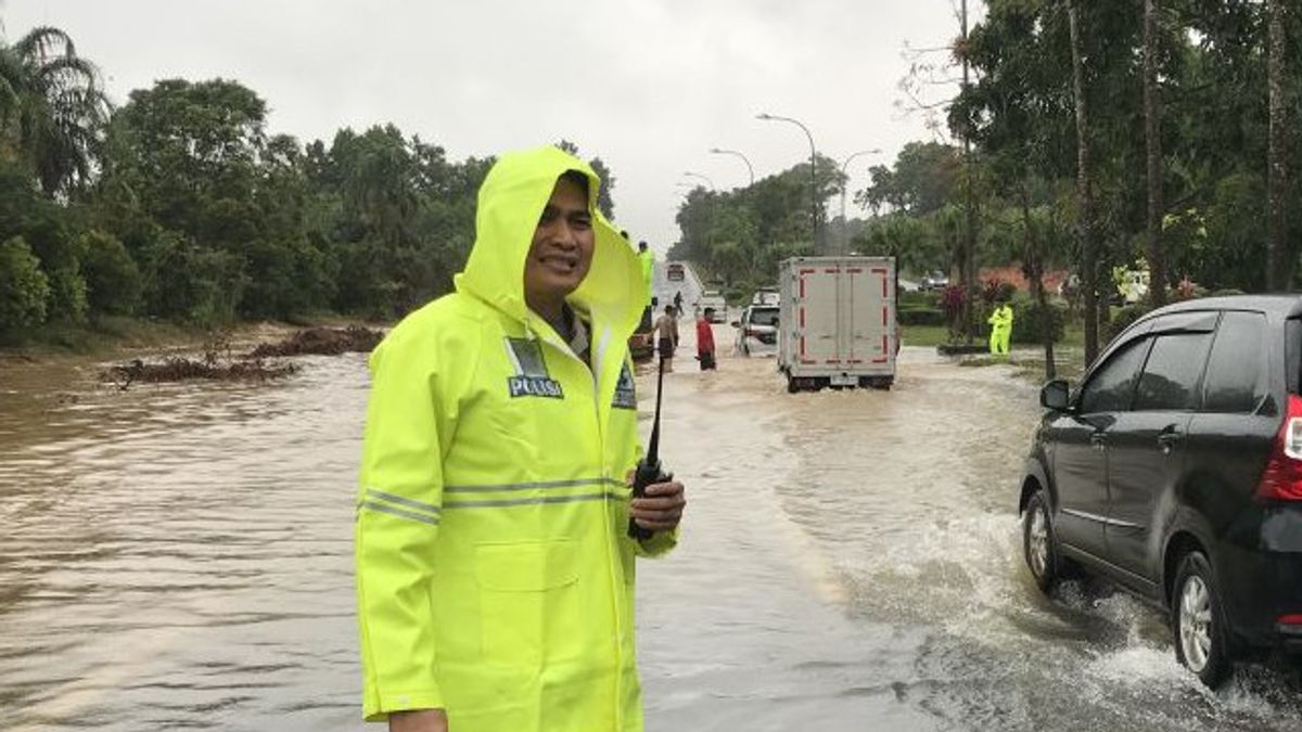 Floods Of Coastal Line Generations, The Riau Islands Police Deploying Hundreds Of Police Personnel