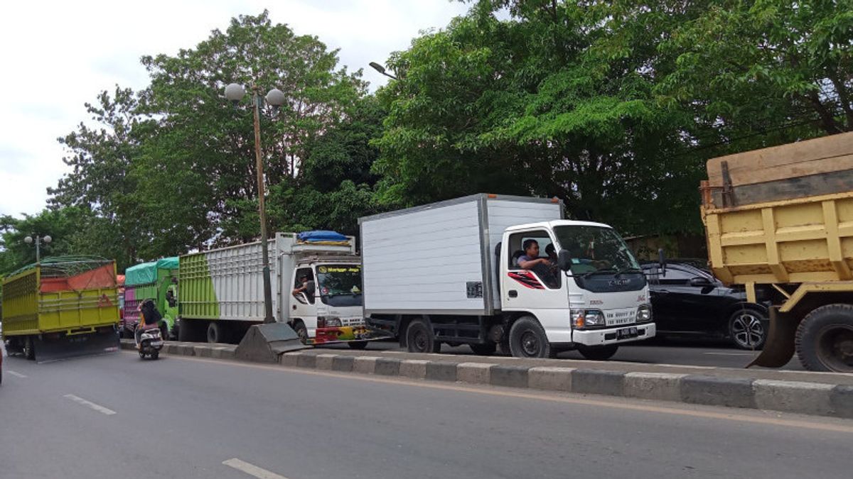 Khawatir dengan Operasi Rutin, Puluhan Truk Hambat Kelancaran Lalu Lintas di Poros Maros