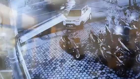 Aksi Kawanan Maling Curi Motor Siswa Bimbel Terekam CCTV