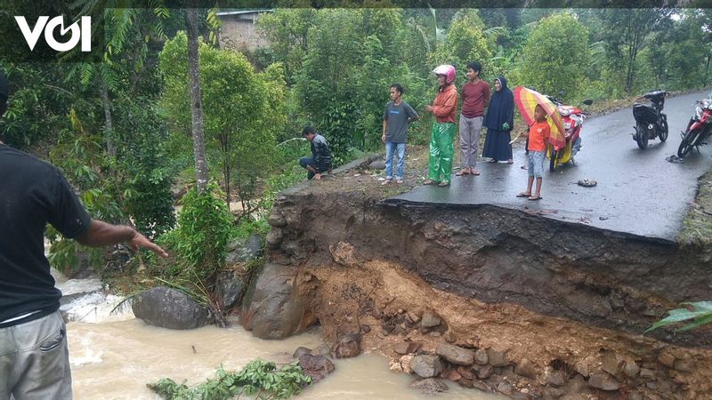 Bulukumba, South Sulawesi Floods And Landslides, Dozens Of Cows Are ...