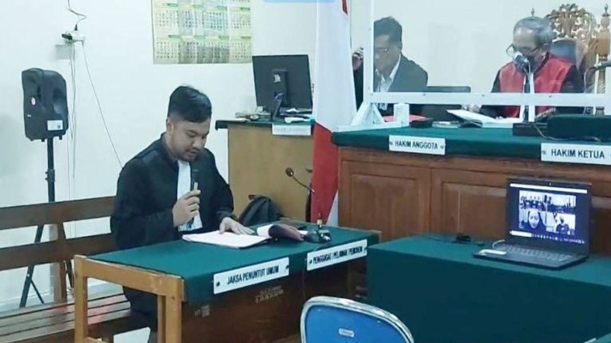    شرطي وهمي على الإنترنت بندر أريسان متهم بالسجن لمدة 2.5 سنة في PN Banjarmasin