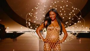 Model Victoria's Secret Pamer Baby Bump di Runway