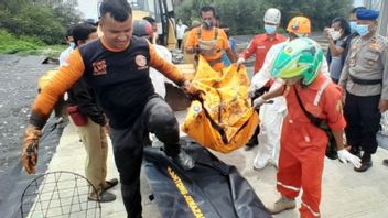 The Body Of An Unidentified Man In Semarang Tinja Mud Processing Wears An Orange Bawaslu Shirt