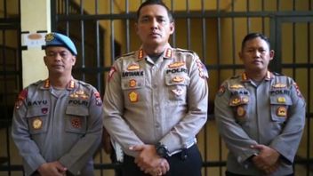 شرطيان يلعقان كعكة عيد ميلاد TNI محتجزان لمدة 30 يوما في زنزانة شرطة بابوا الغربية