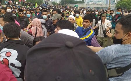 Ade Armando Digebuk Saat Aksi 11 April di DPR, Denny Siregar Sebut Kelompok Kadrun jadi Provokator Bukan Mahasiswa