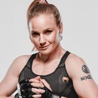 认识UFC战士瓦伦蒂娜·舍甫琴科，她是多才多艺的：擅长跳舞，表演射击 