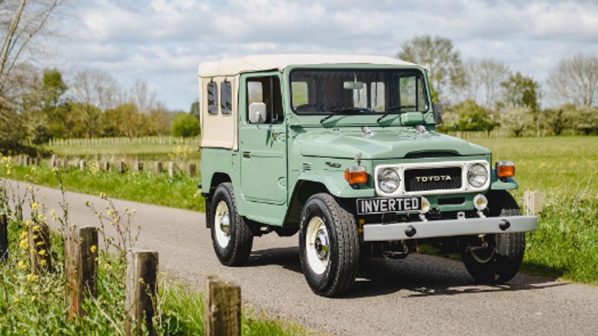 ここにトヨタランドクルーザーFJ40があり、テスラセハルガハート40億ルピア