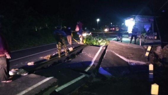  Jalan Penghubung Pamekasan Ambles Sepanjang 14 Meter, Retak 23 Meter