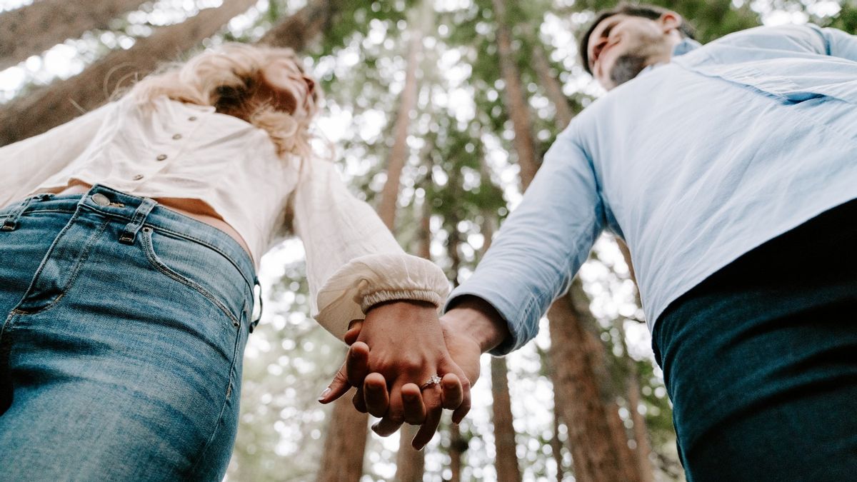 Often Hold Hands With Your Partner? Turns Out These Are 5 Benefits