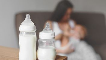 Penyebab Susu Sapi Tak Boleh Dikonsumsi Bayi, Moms Wajib Tahu!