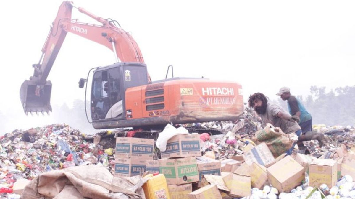 Pemkot Sorong Musnahkan Ratusan Liter Bayclin Kedaluwarsa