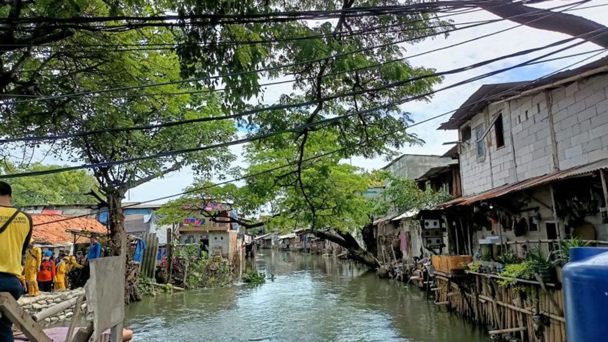 Lokasi Banjir di Tegal Alur Disemprot Disinfektan