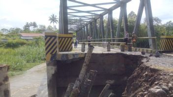 洪水破坏了热让勒邦明古鲁大桥的底部