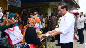 Kunjungi Subang, Presiden Jokowi Bagikan Bansos di Pasar Sukamandi