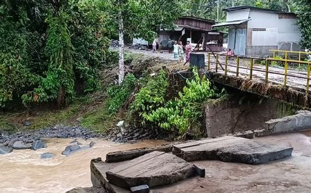 Jembatan Hampir Ambruk Diterjang Banjir, Warga Mudiak Simpang Pasaman Barat Terancam Terisolasi