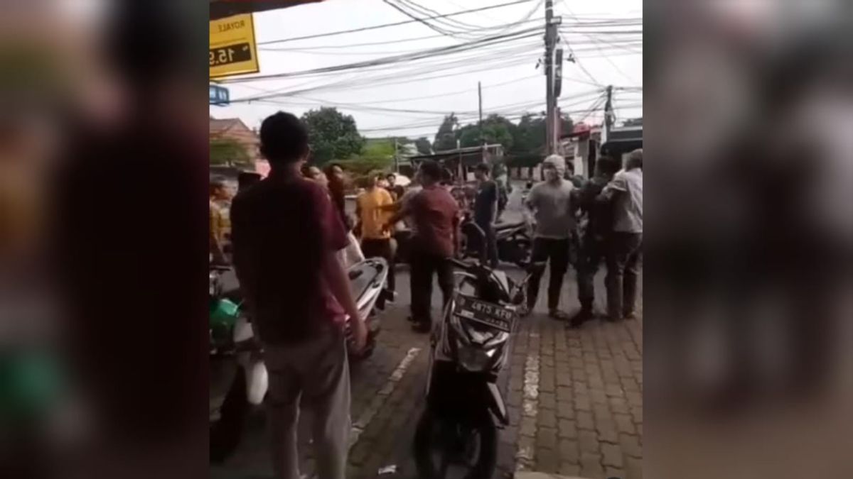 在因多马雷特勿加泗停车场与印尼国民军成员的群众组织冲突，警察追捕殴打的肇事者