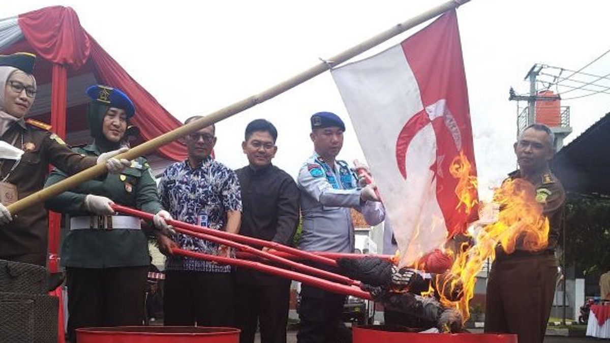Kejari Garut Musnahkan Barang Bukti 95 Kasus, Termasuk Bakar Bendera Negara Islam Indonesia