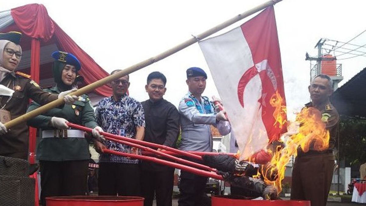 The Garut Kejari Destroyed 95 Cases Of Evidence, Including The Burn Of The Indonesian Islamic State Flag