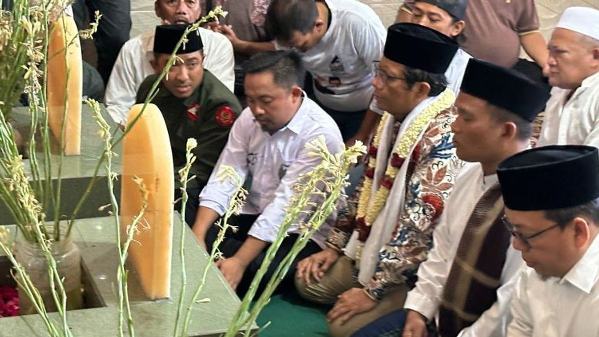 Pilgrimage To Mbah Ratu Ayu's Grave In Pasuruan, Mahfud MD: This Is NU's Tradition To The Grave Of Orang-Large People Of The Past