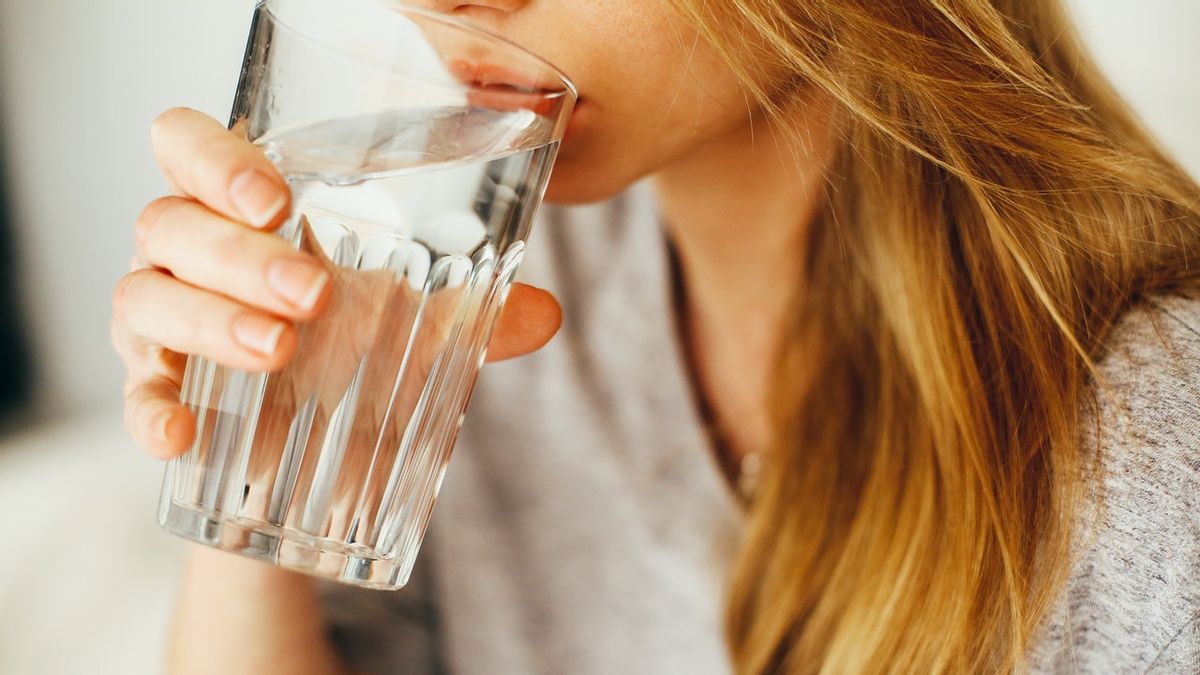 6 Avantages De Boire De L’eau Chaude Pour La Santé Du Corps