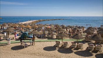 Espagnol a du mal à profiter de la plage au milieu d'inondations touristiques