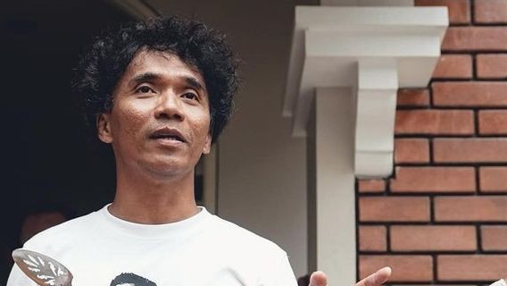 Kaka Slank Sings Rod Stewart's Sailing Song For Late Mother-in-law
