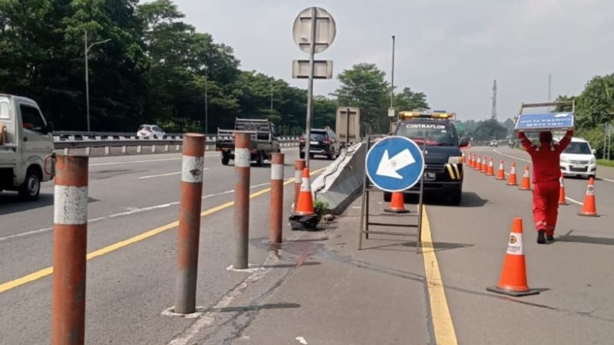 Contraflow On The Jagorawi Toll Road In The Peak Direction Stopped By Police Discretion