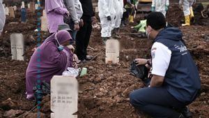 Duka Anies Baswedan Lihat Langsung Warga yang Tangisi Kehilangan Keluarga di Makam COVID-19