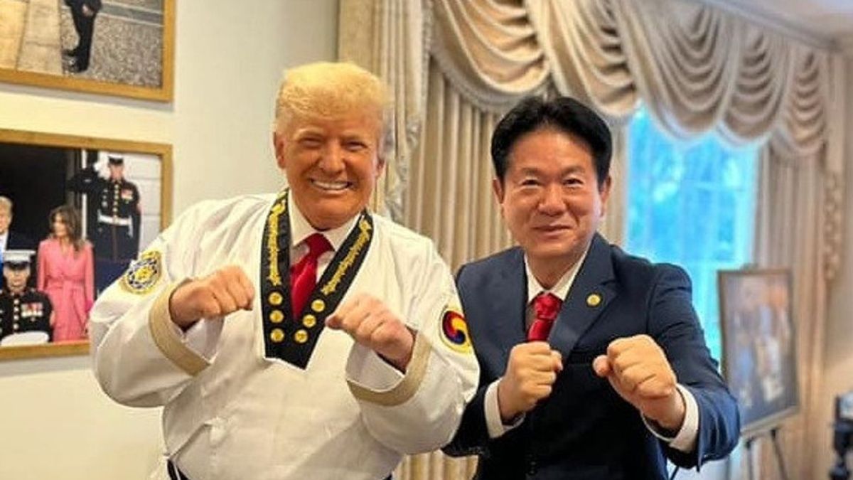 Setara dengan Presiden Rusia Vladimir Putin, Donald Trump Kini Sandang Dan-9 Sabuk Hitam Taekwondo