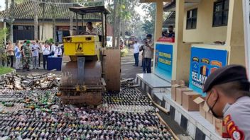 Garut Police Destroyed 846 Units Of Bising Exhaust And 5,000 Bottles Of Miras Results From Raids