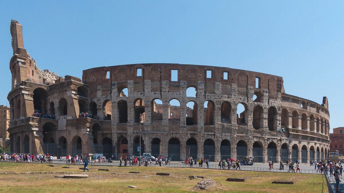 Roma's 'False 'Gladiator' Was Arrested On Allegedly Tolling Tourists On The Colosseum: The Mode Of Bareng Photos