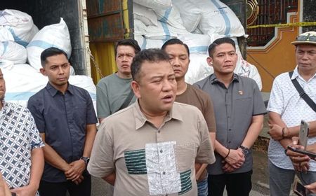 Polda Riau Gerebek Rumah Gudang Pakaian Bekas Impor, 200 Ballpres Disita