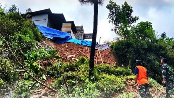 The Car Was Crushed By A Fallen Tree Due To A Landslide On The Trenggalek-Ponorogo Route, 5 People Were Injured