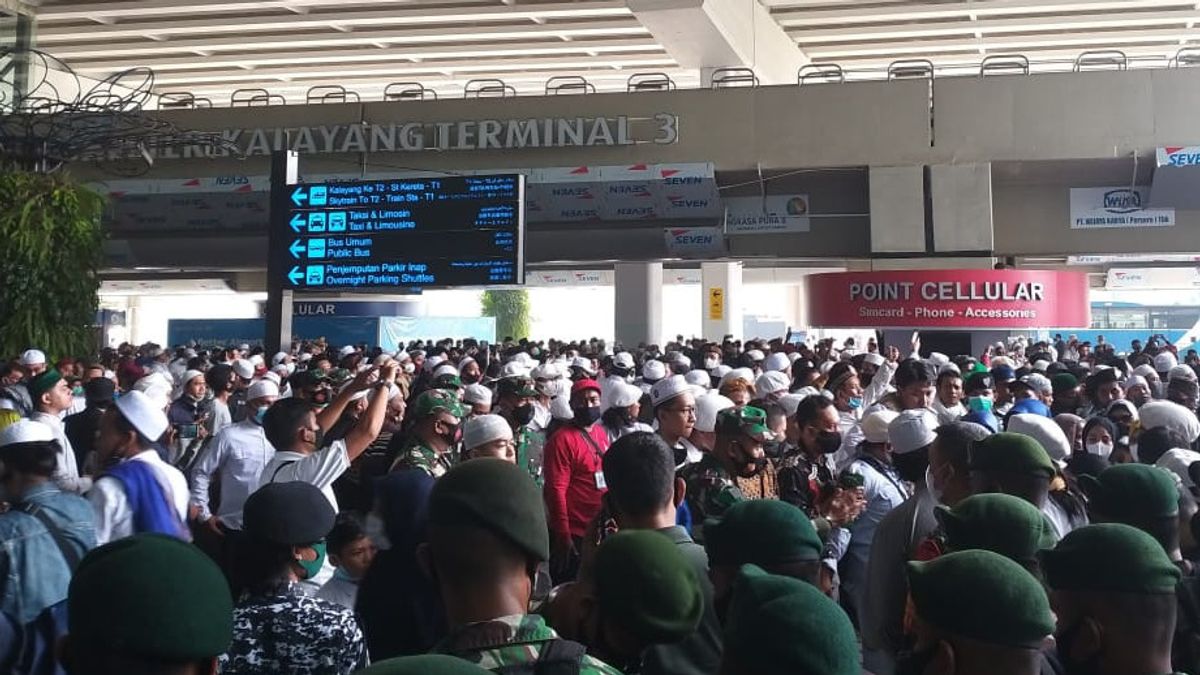 Massa Penjemput Rizieq Shihab Penuhi Bandara Soekarno-Hatta, Epidemiolog: Sangat Mungkin Terjadi Klaster COVID-19