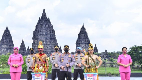 At Prambanan Temple, National Police Chief Distributes Social Assistance For DIY Art Workers Affected By The Pandemic