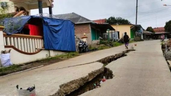 Pergerakan Tanah di Bojongmangu Bekasi Picu Jalan Raya Ambles 50 Cm