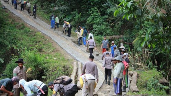 通往Tri Sakti Bad Waterfall旅游，居民和警察人员在Rejang Lebong Gotong Royong大楼的道路