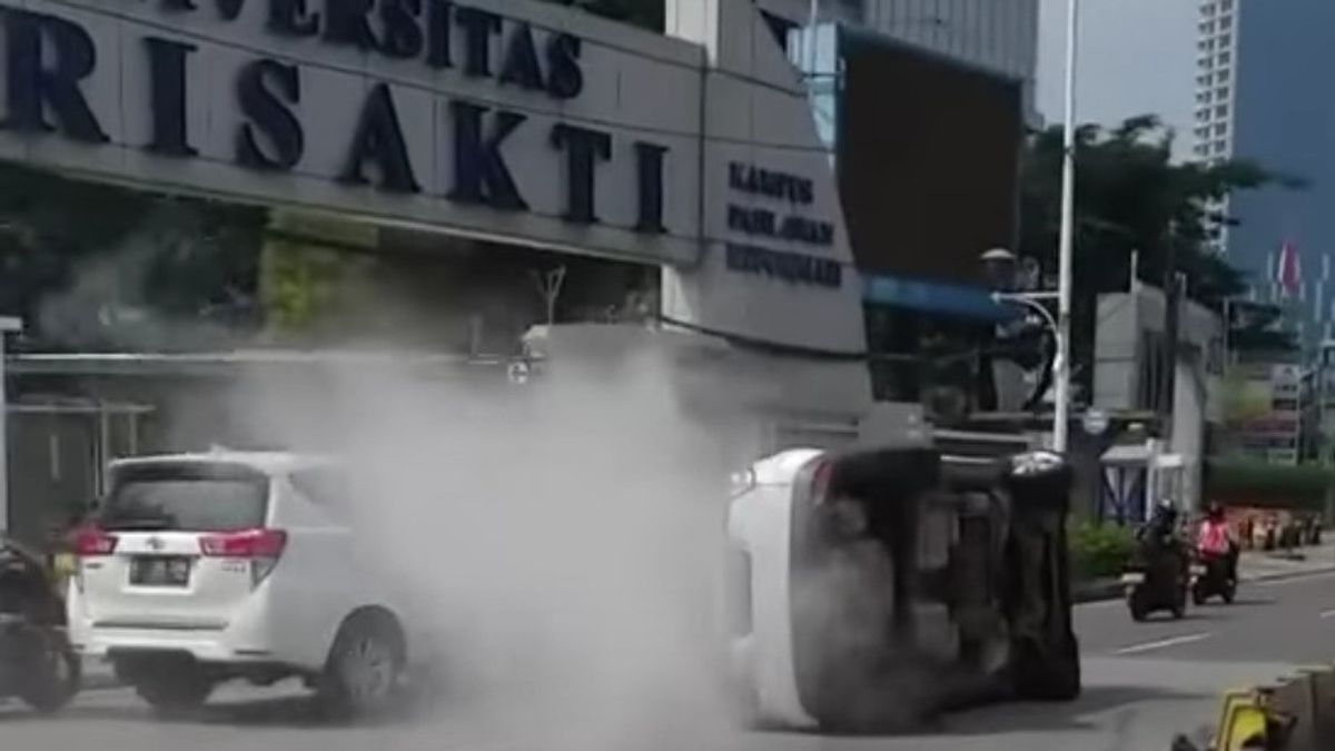 Driver Loss Of Concentration, Car Hits Busway Separator Until It Rolls Over In Front Of Trisakti Campus