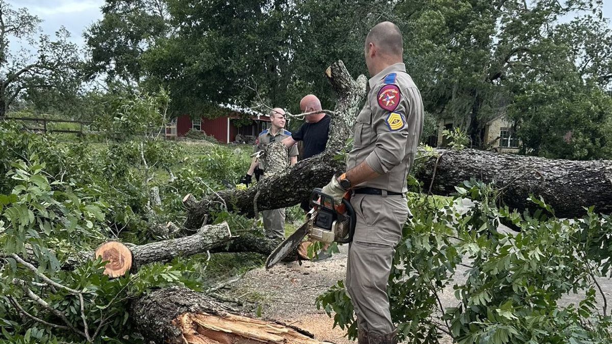 Nearly A Million People In Texas Still Without Electricity After The Beryl Storm