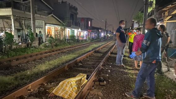  Main HP di Perlintasan Rel, Pelajar Tewas Tersambar Kereta