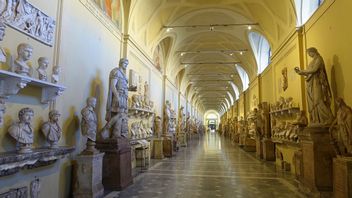 无法与教皇弗朗西斯会面，美国游客在梵蒂冈博物馆打破了两座古罗马雕像