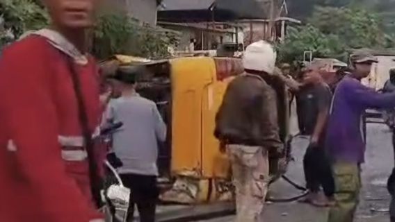 اصطدمت حافلة النقل بالشاحنة فوسو في سيباتات غرب باندونغ ، 10 جرحى