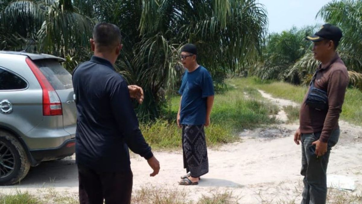 Riau Police Propam Checks The Sector Police Chief Brings Corruption Prisoners On Roads To Check Palm Oil Gardens